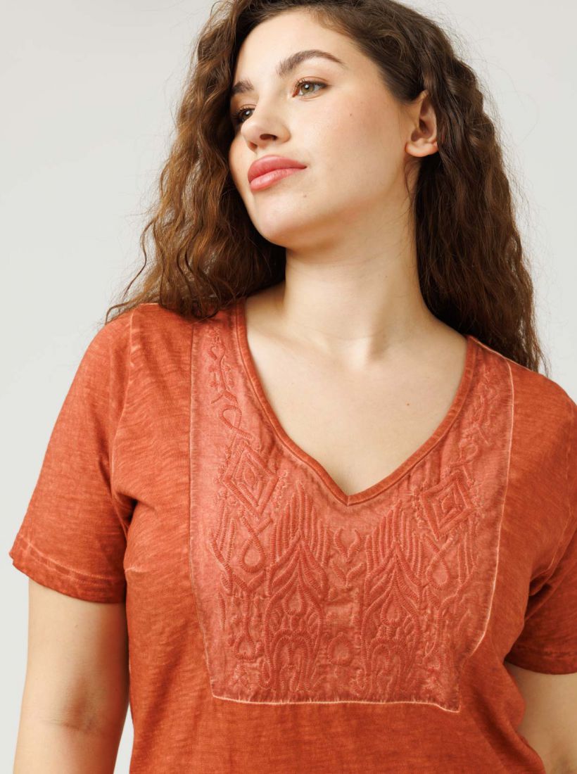 JUMP & ONOT,159.9000,חולצה וי שילוב רקמה,in-stock