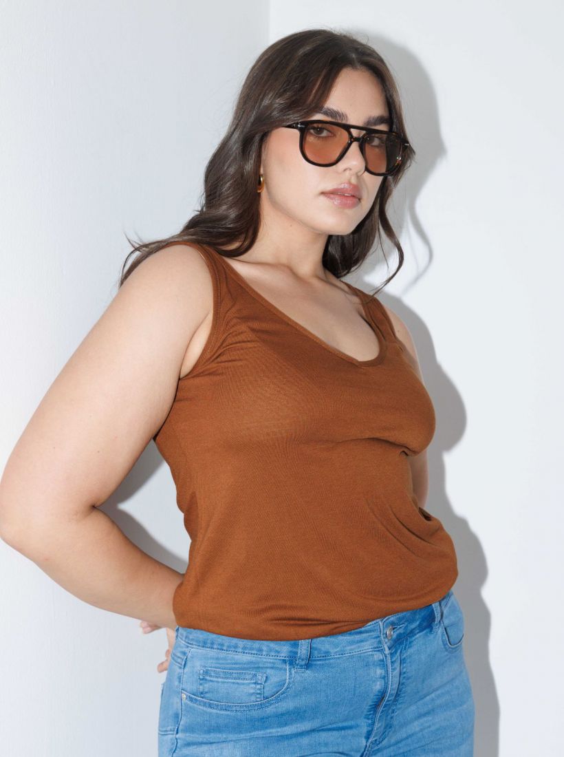 JUMP & ONOT,59.9000,גופיה V פתח בצדדים פרומו,in-stock