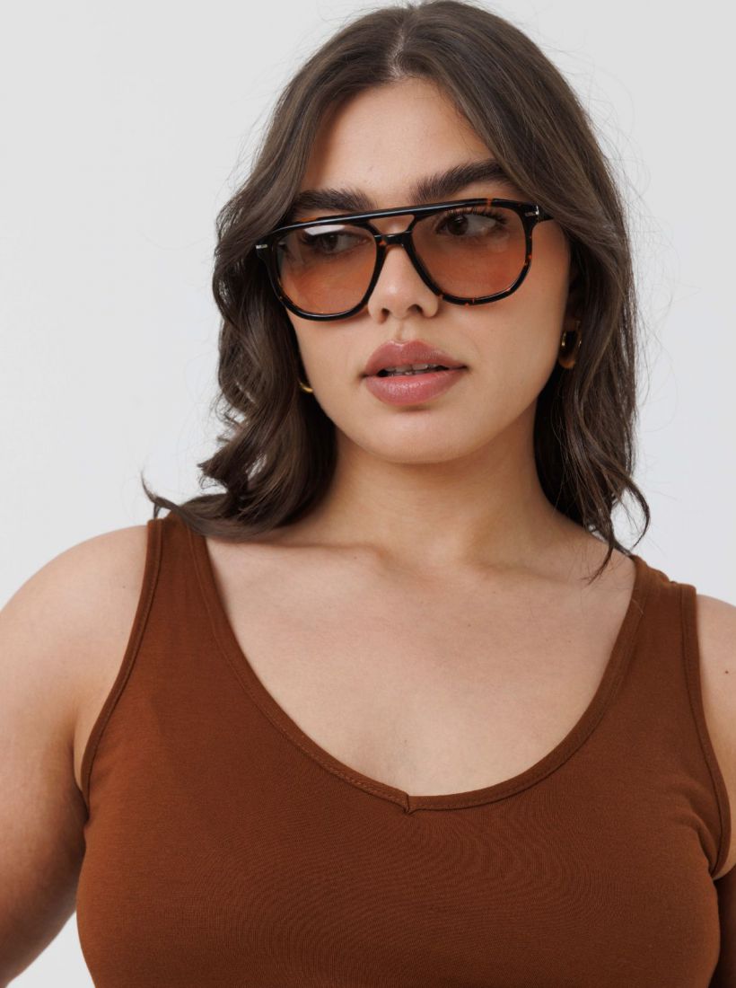 JUMP & ONOT,59.9000,גופיה V פתח בצדדים פרומו,in-stock