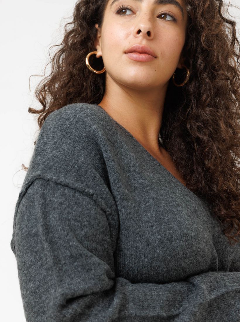 JUMP & ONOT,279.9000,סריג V תיפורים חיצוניים,in-stock