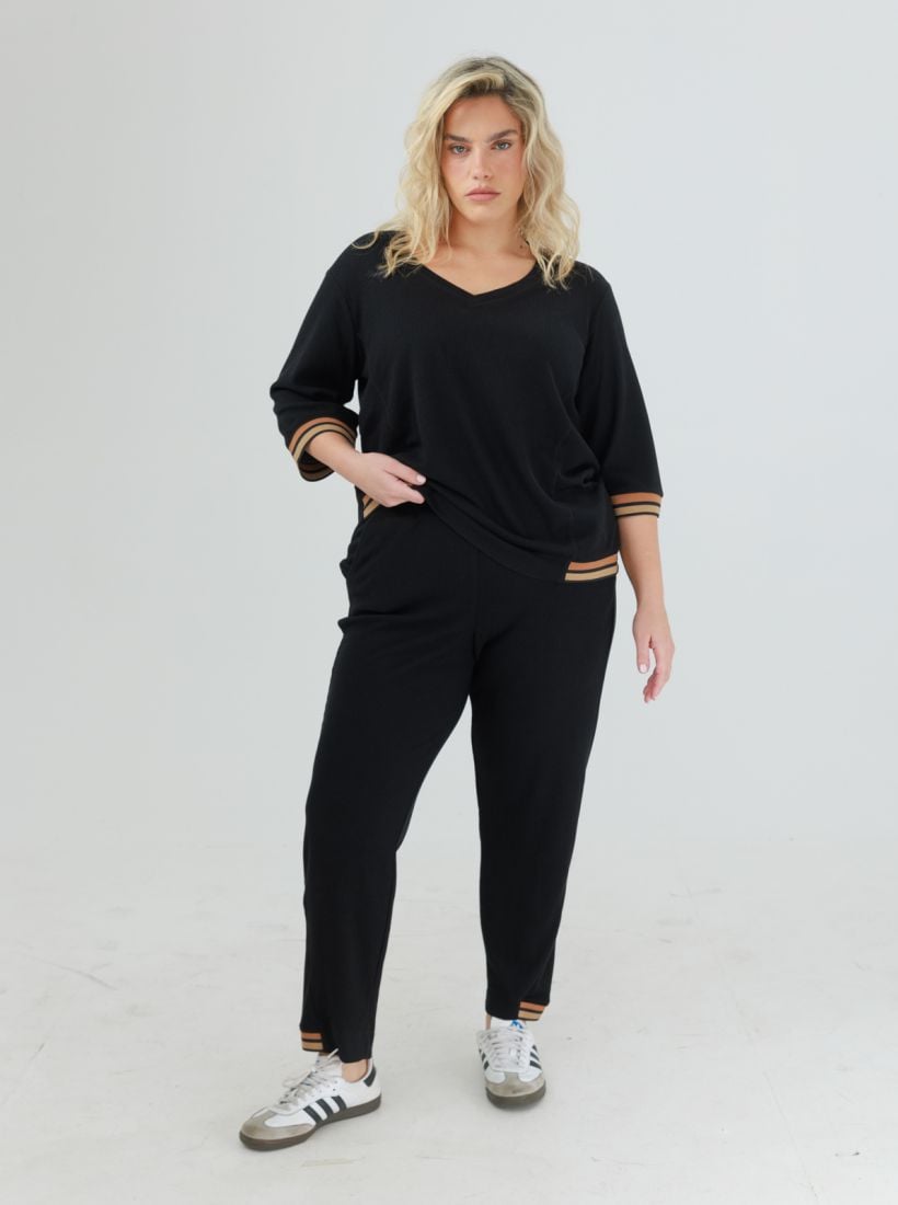 JUMP & ONOT,179.9000,חולצת V עם סרט ריב,in-stock