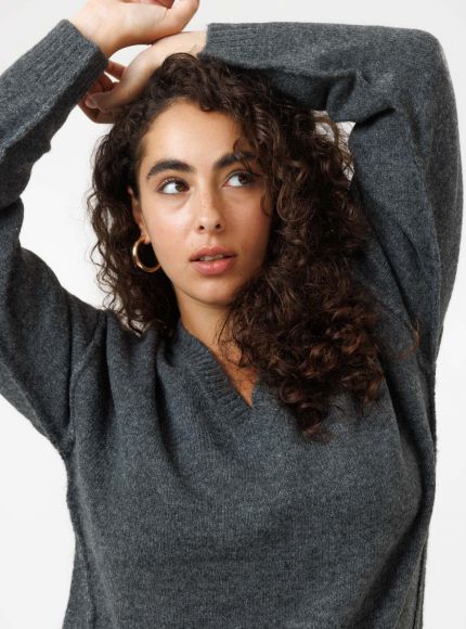 JUMP & ONOT,279.9000,סריג V תיפורים חיצוניים,{quantity_and_stock_status}