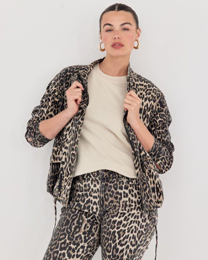 This season’s MUST HAVE
ז׳קט ג׳ינס בשלושה צבעים היסטריים 🔥
אסור לך לפספס! ✨